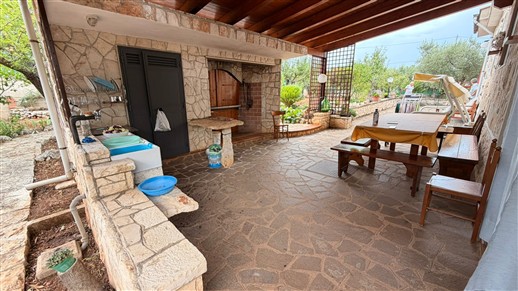 Villa Di 3 Vani e Acc. In Buono Stato, Rivestita In Pietra e Recintata.